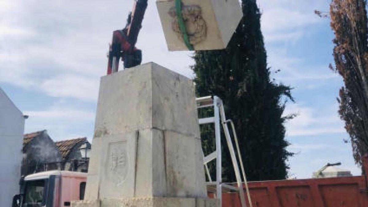 El Ayuntamiento de Riudoms retira el 'Monumento a los caídos' del Cementerio