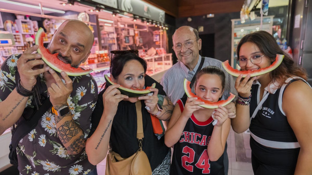 El Mercat Central de Tarragona reparte sandía para pequeños y grandes