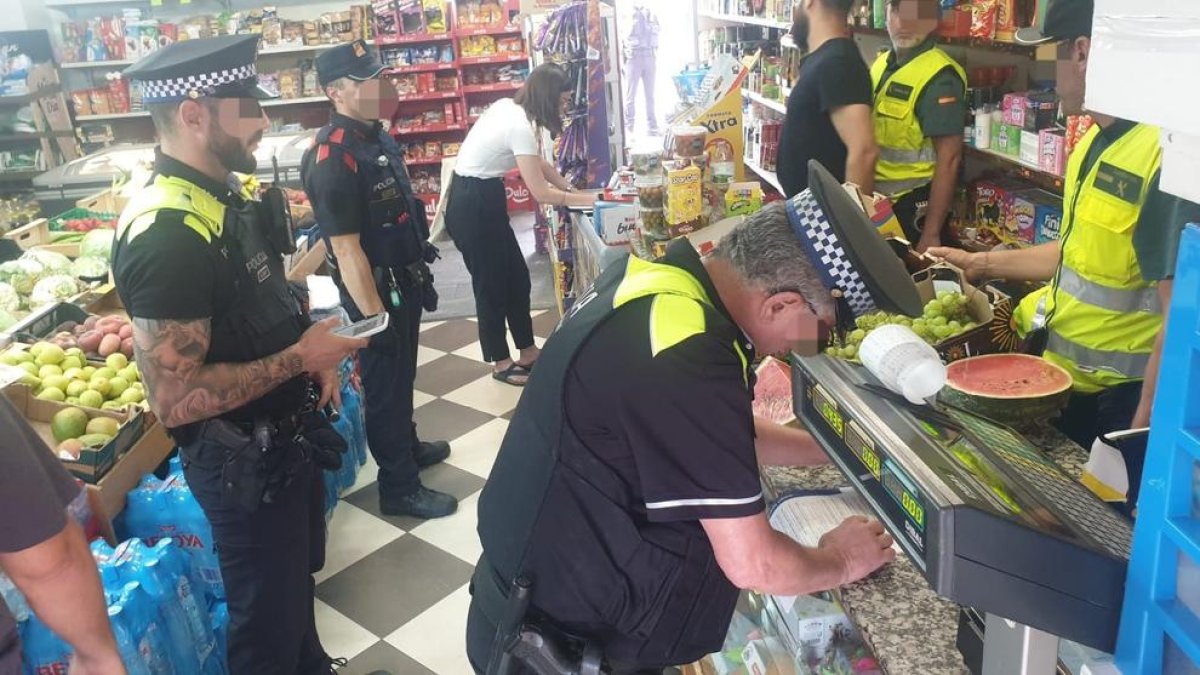 Identifican a 17 personas durante un dispositivo en los comercios de Mas Pellicer