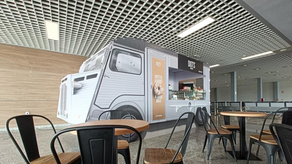 El Aeropuerto de Reus instala una 'food truck' en la zona de embarque
