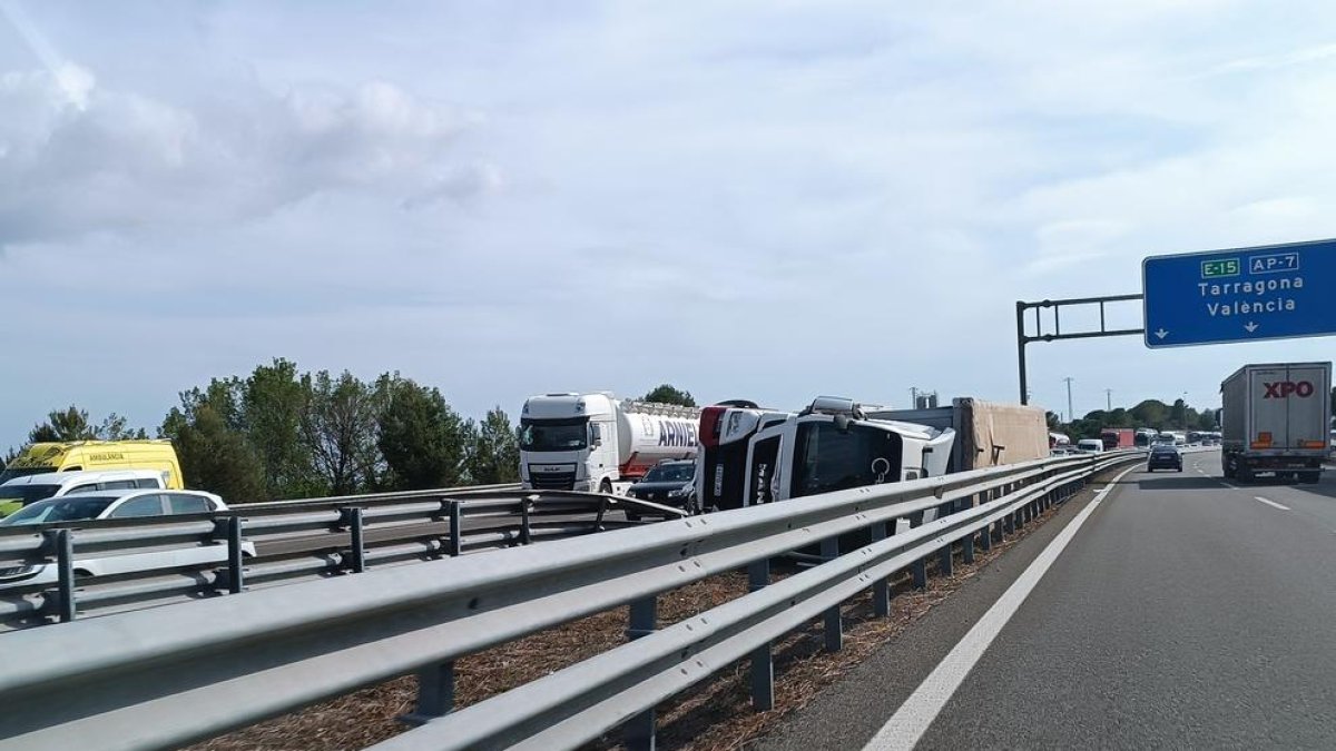 Un camión volcado provoca importantes retenciones en la AP-7 en el Baix Penedès