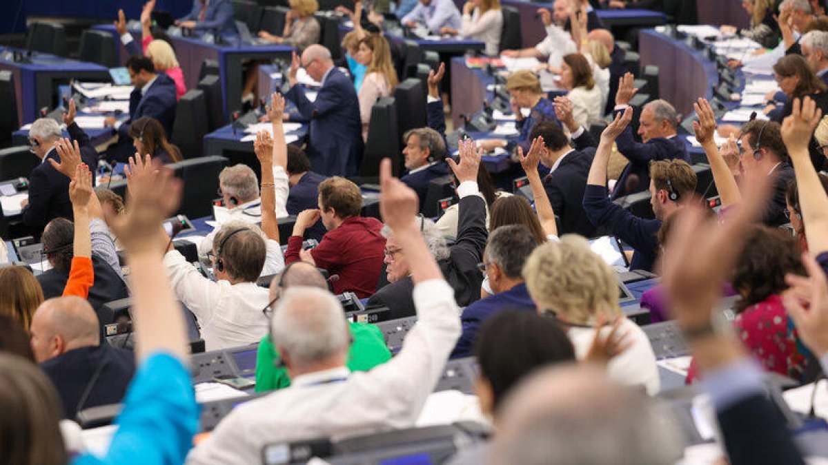 El Parlamento Europeo avala incrementar la producción europea de munición y misiles para acelerar las entregas en Ucrania