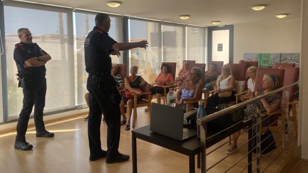 Los Mossos aconsejan a los usuarios del Centre de Dia de Roda de Berà sobre cómo evitar robos y estafas