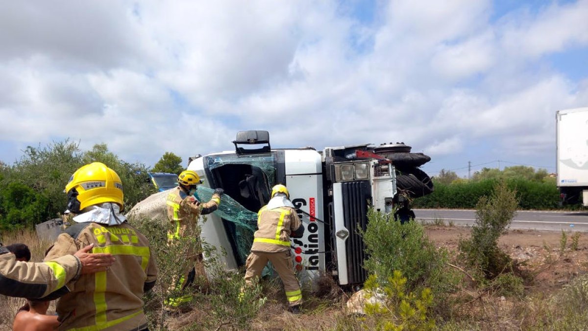 Dos heridos menos graves al volcar un camión al AP-7 a la altura de Camarles