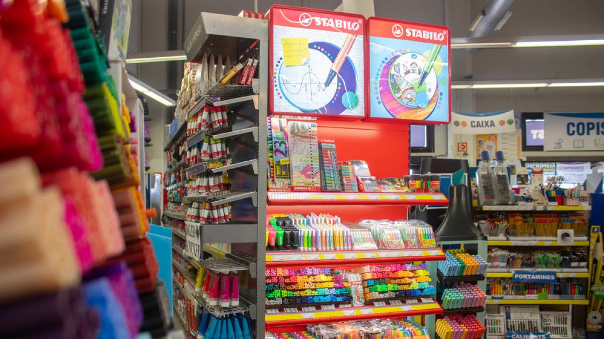El vale escolar de 100 euros adelanta la compra de material y libros de texto