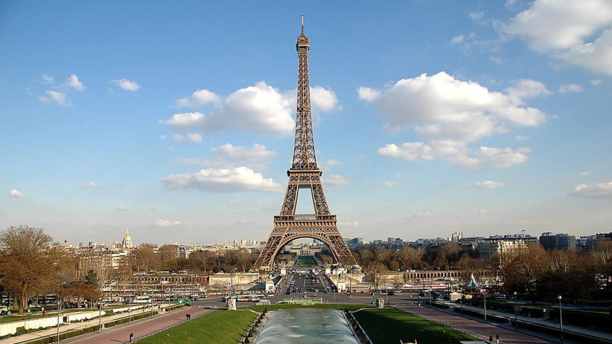 Evacuan la Torre Eiffel de París por una alerta de bomba