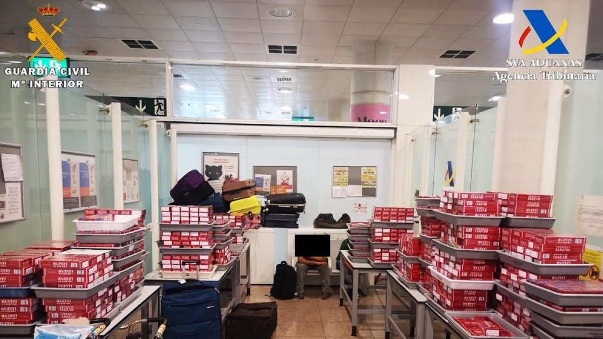 Intervinguts més de 13.000 paquets de tabac de contraban a cinc passatgers a l'aeroport del Prat