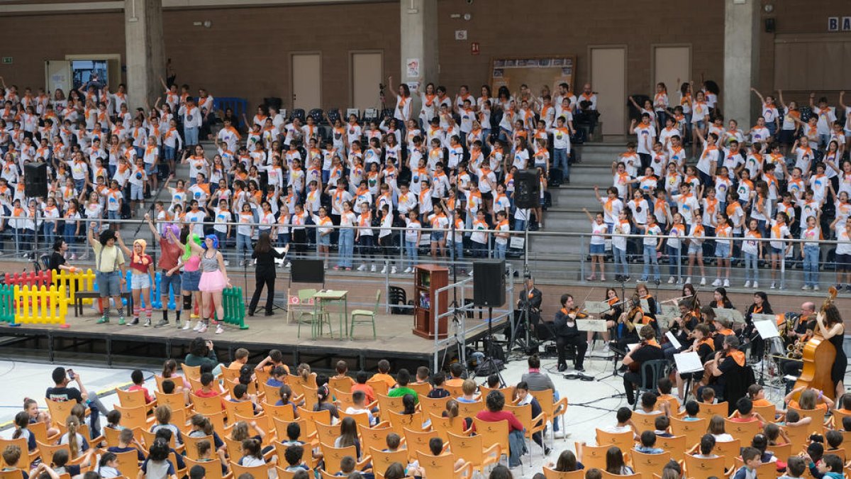 La cantata «Clika» une las voces de más de 400 alumnos de primaria de Cambrils
