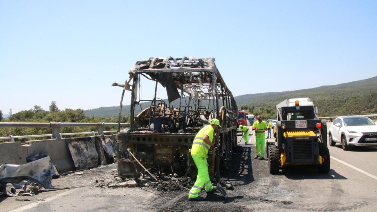 Un autocar se incendia al AP-7 en la Jonquera y provoca colas de 4,5 km en dirección a Francia