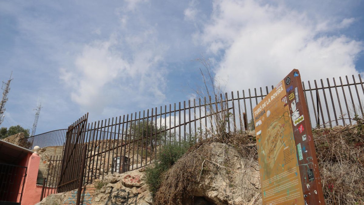 Un veí de 76 anys recrimina a un grup que se salti les tanques dels búnquers de Barcelona i l'apallissen i li roben el mòbil