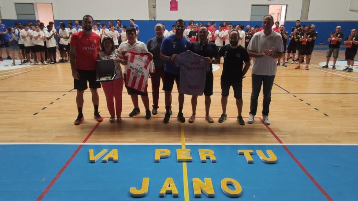 El Serrallo viu una festa de l'handbol amb l'homenatge a Alejandro Francino