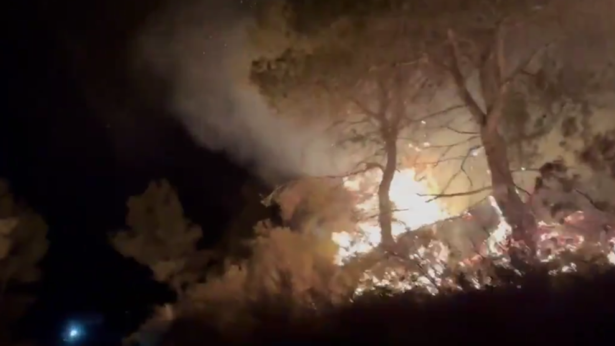 Los Bombers apagan un incendio en la Torre de l'Espanyol