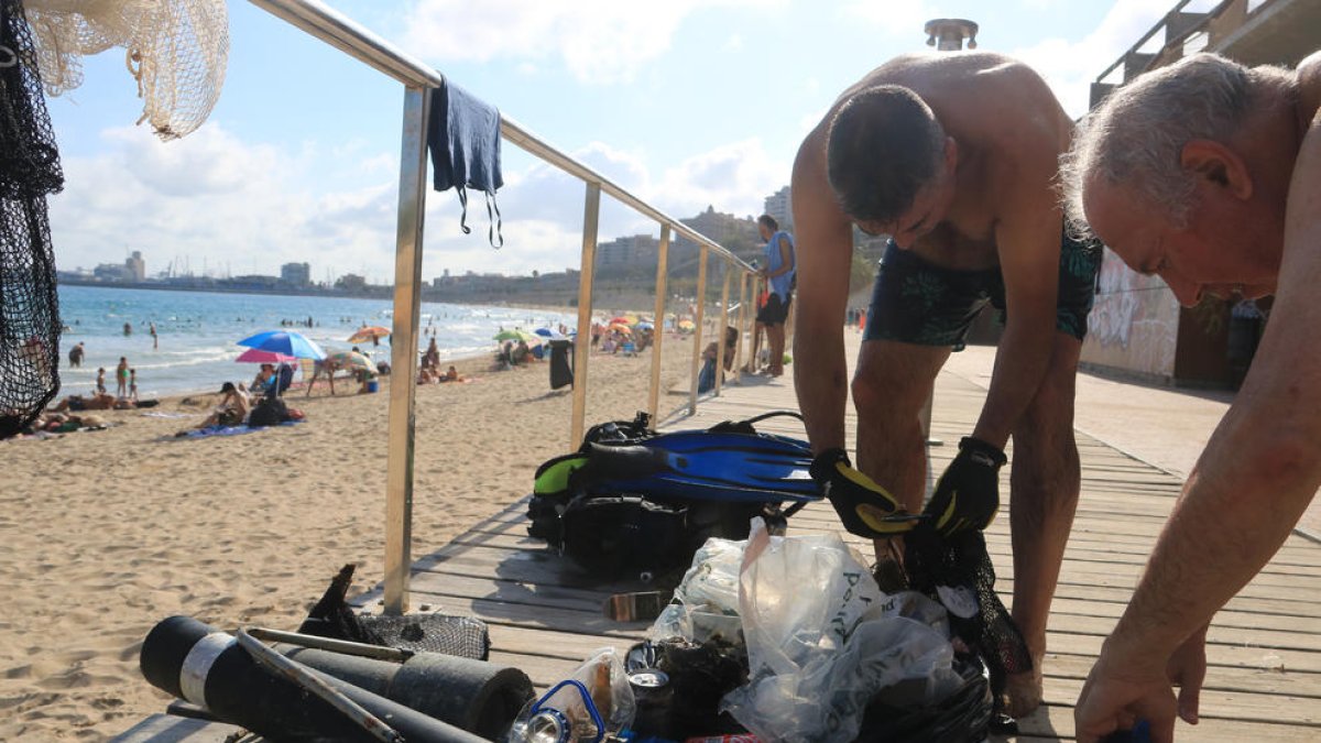 Una docena de buzos retiran restos del Concurso de Fuegos de Tarragona
