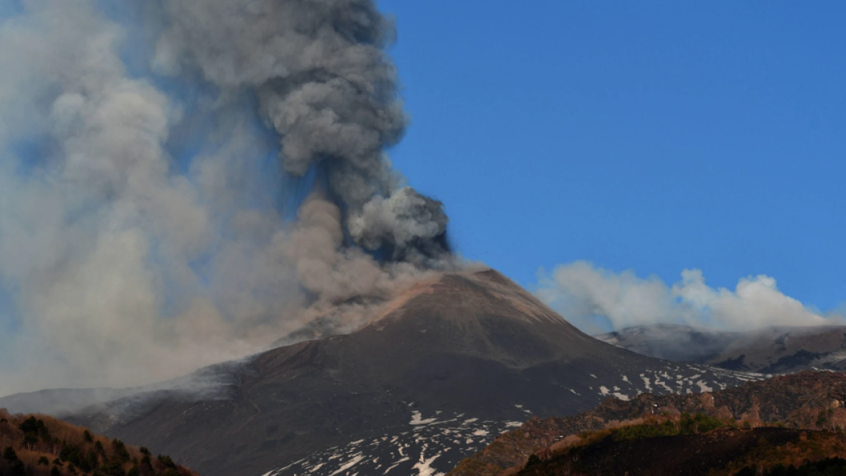 Entra en erupció el volcà Etna  i provoca el tancament de l'aeroport de Catània