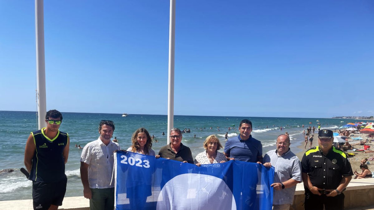 La Bandera Azul ya ondea en las playas Llarga y Costa Daurada de Roda de Berà