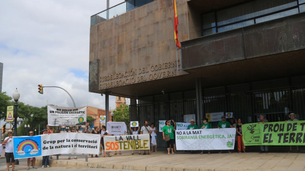 Prop d'un centenar de persones es concentren a Tarragona per exigir polítiques energètiques equilibrades al territori