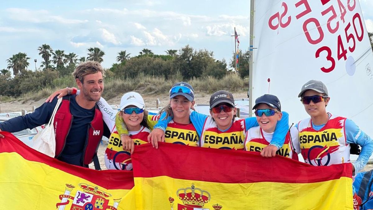 El cambrilense Joan Domingo levanta el título de subcampeón del Mundo de Optimist por equipos con España