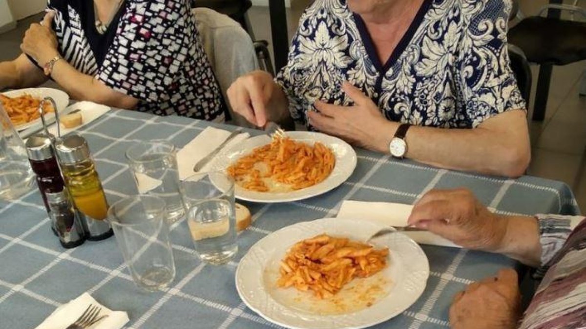 Tarragona reparteix 4.403 àpats a 168 persones grans que dinen en companyia