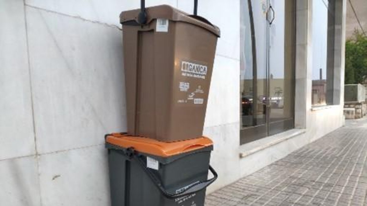 Imagen de uno cubos de reciclaje.