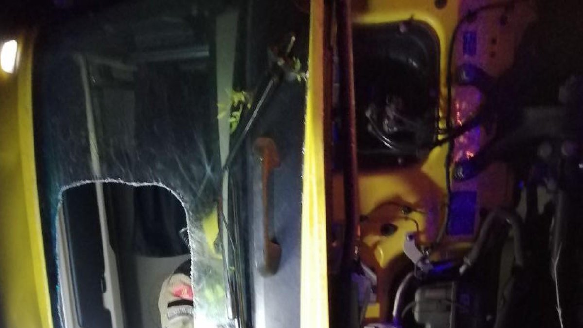 Vuelca un camión en un accidente en la AP-7 en Freginals y dos personas resultan heridas