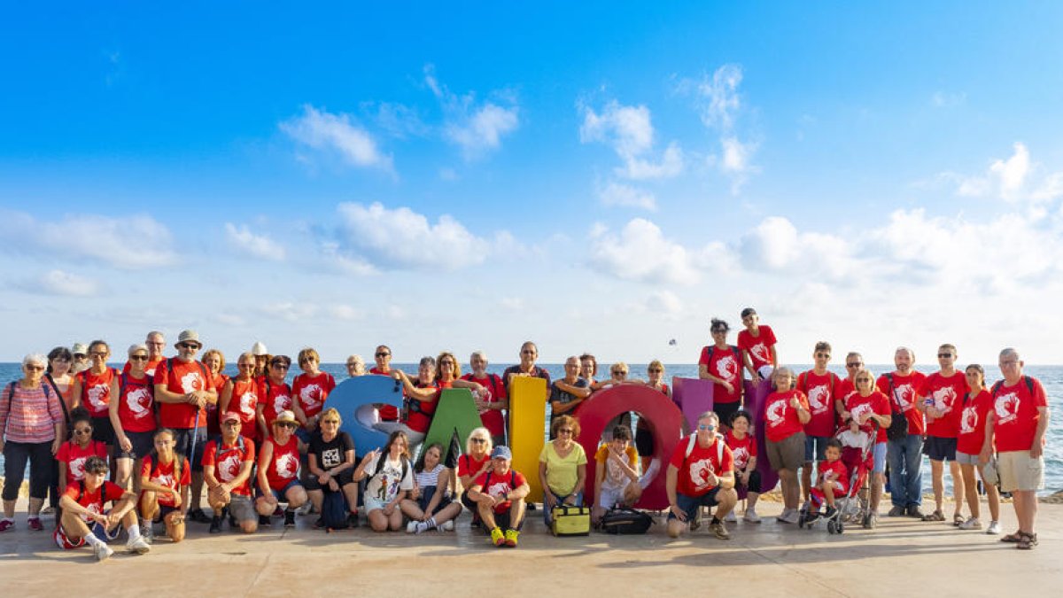 Una cinquantena de persones participen de la Caminada nocturna pel Camí de Ronda de Salou