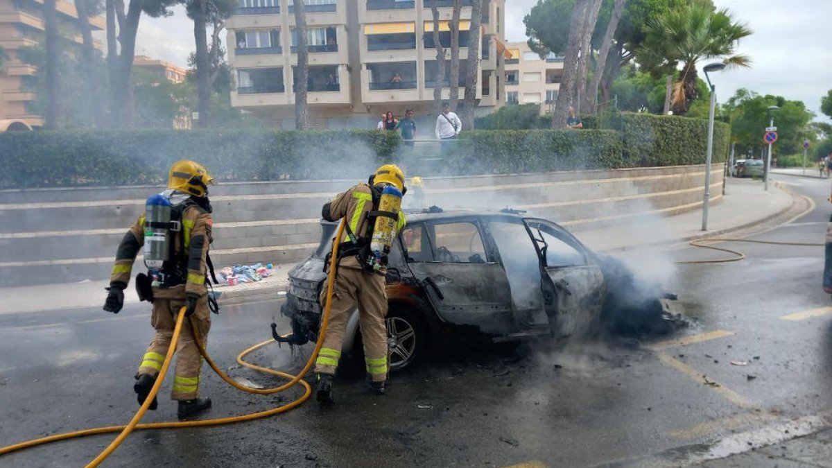 Crema un cotxe a plena llum del dia a Salou