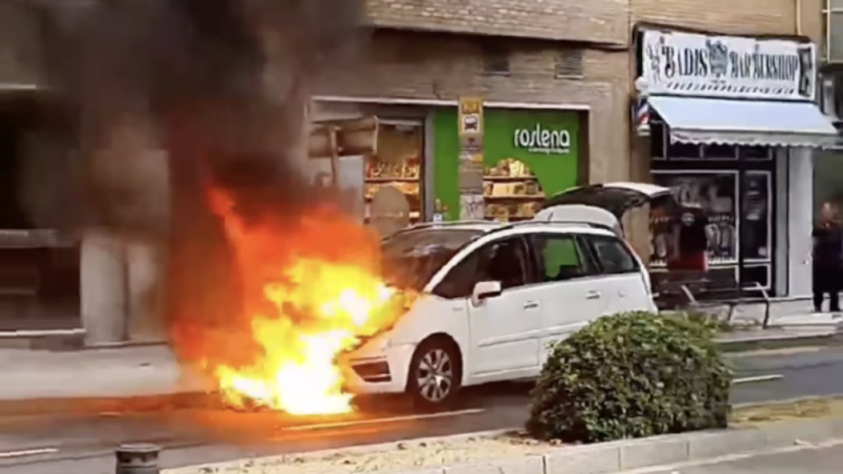 Crema un cotxe a l'avinguda dels Països Catalans de Reus