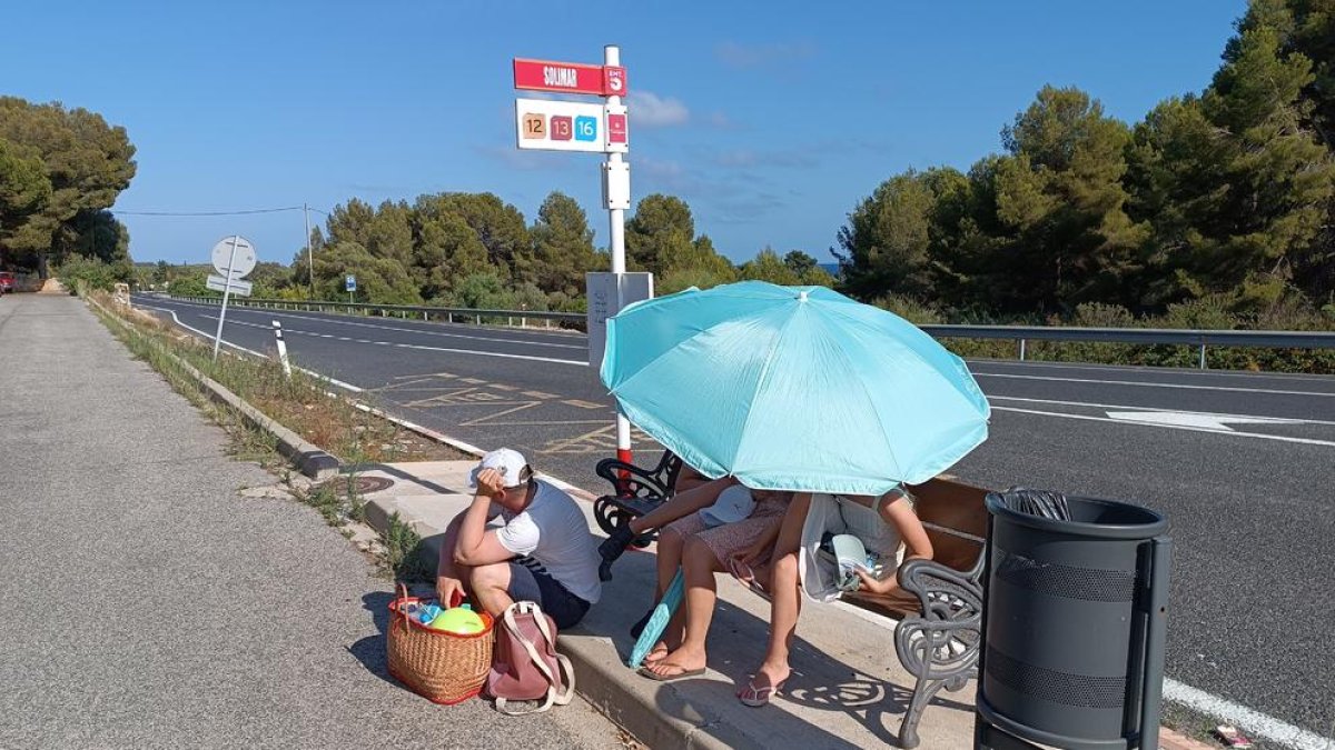 Piden poner marquesinas a las dos paradas de bus de Solimar en Tarragona