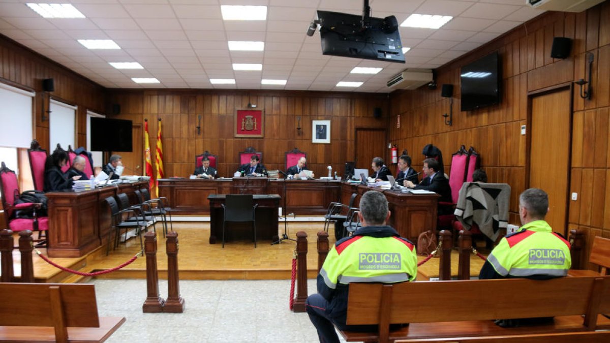 Comença a Tarragona el judici a l'acusat d'agredir sexualment la filla de la seva parella durant divuit anys