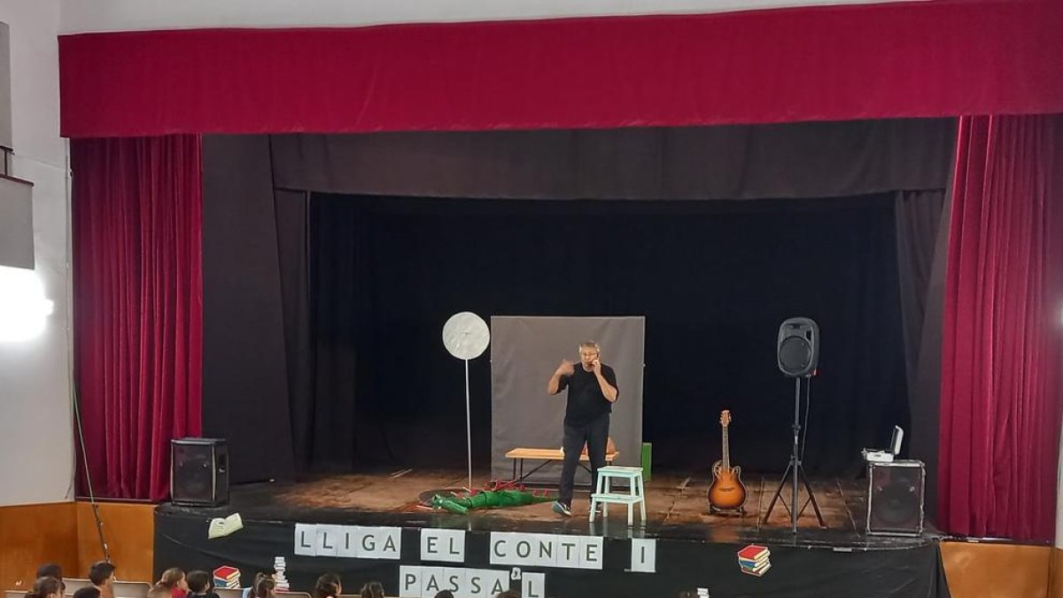 Más de 500 alumnos de Tarragona participan en la actividad 'Lliga el conte i passa'l'