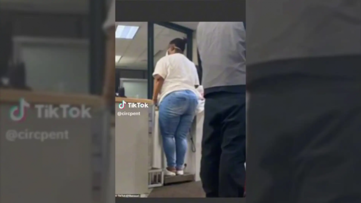 Obligan a una pasajera a pesarse en la báscula de las maletas antes de subir al vuelo: «Me siento humillada»