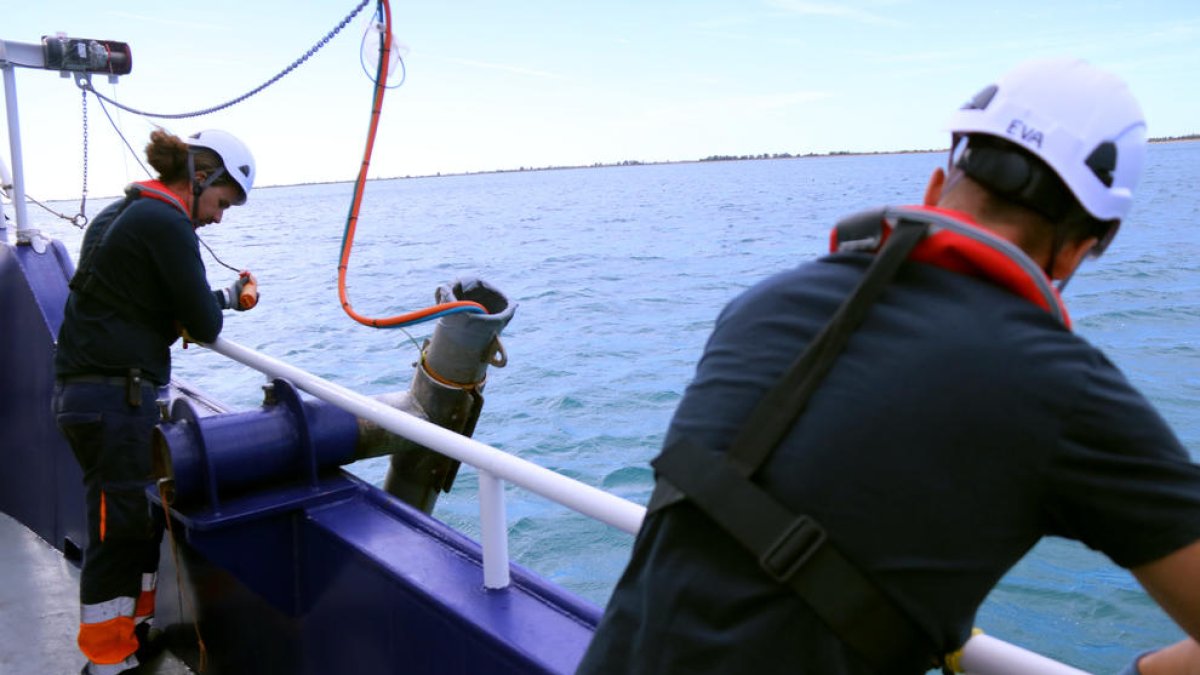 Localizan 42 millones de metros cúbicos de arenas sumergidas delante de la costa del delta del Ebro