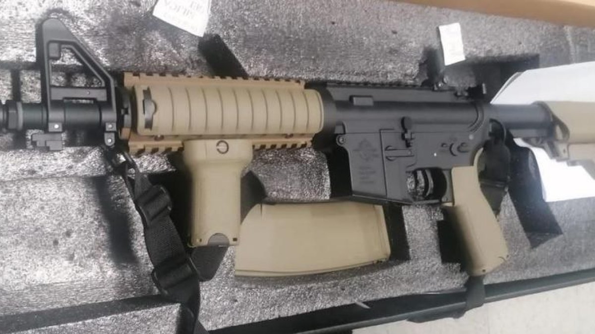 Lleida: Detingut per disparar boles de pvc amb una escopeta d'aire des del seu balcó