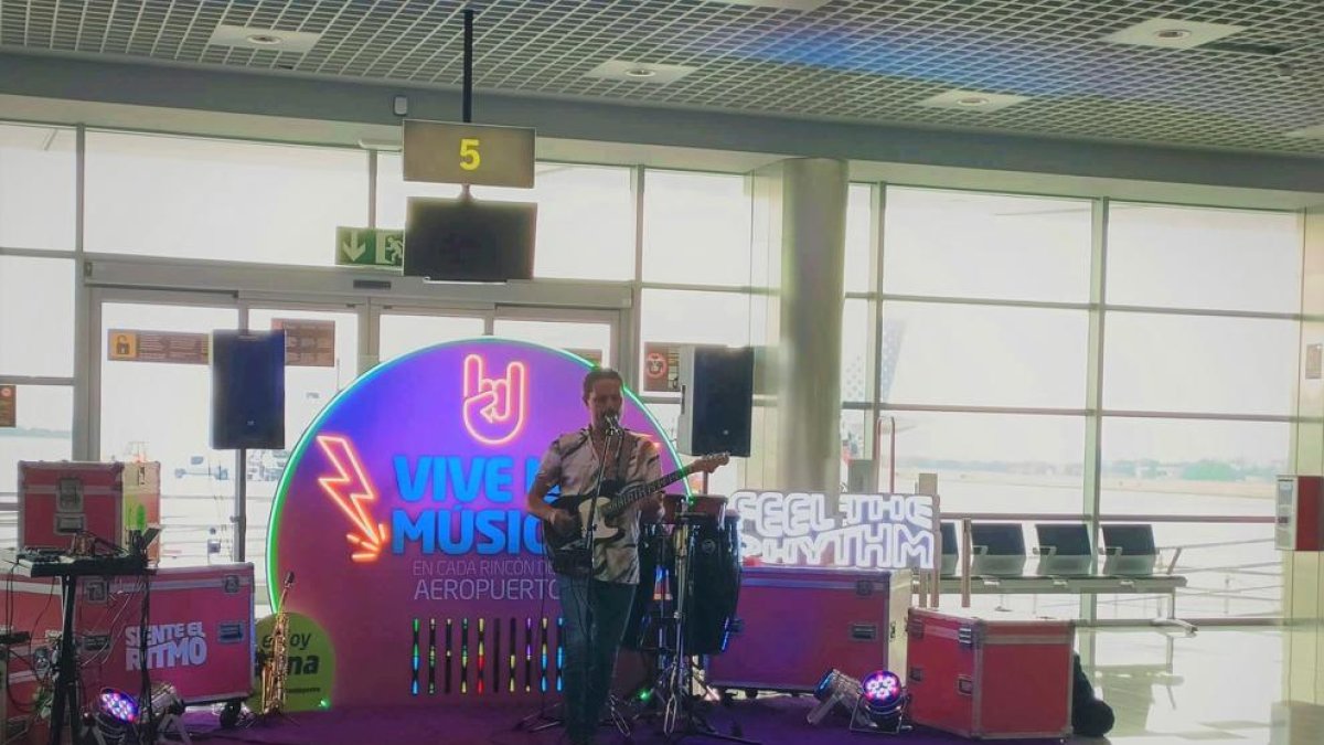 El Aeropuerto de Reus organiza una jornada de baile y música en directo en la terminal
