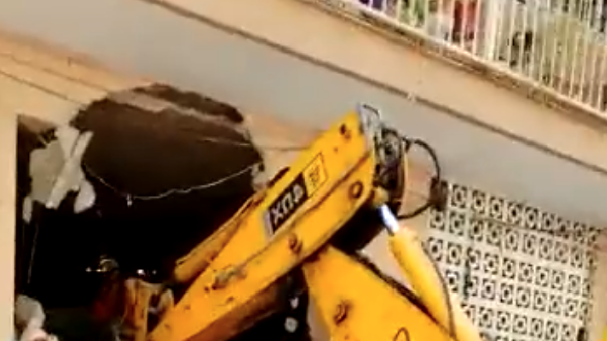 Els Bombers rescaten del seu pis del Prat de Llobregat a un home amb síndrome de Diògenes