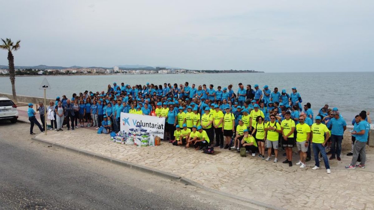 Més de 250 persones participen en una caminada solidària a la Bassa de les Olles a l'Ampolla