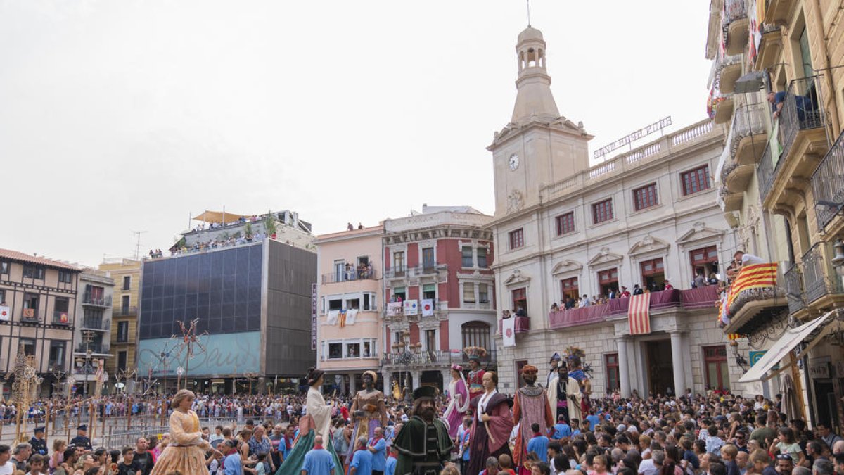 Completas, la segunda tronada y el Seguici emocionan en la víspera