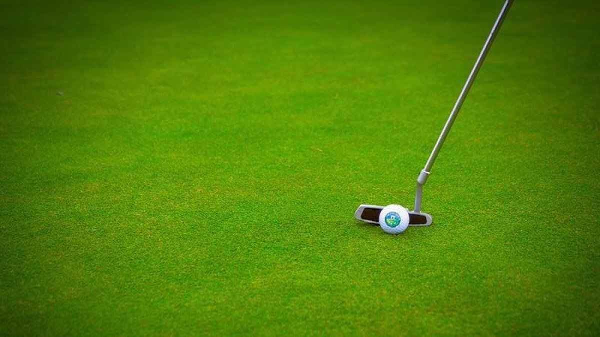 Golf Costa Daurada inicia el projecte de transició a la nova herba dels camps