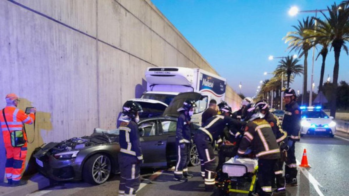 Quatre ferits, dos d'ells de gravetat, en un accident amb dos vehicles implicats a la ronda Litoral de Barcelona