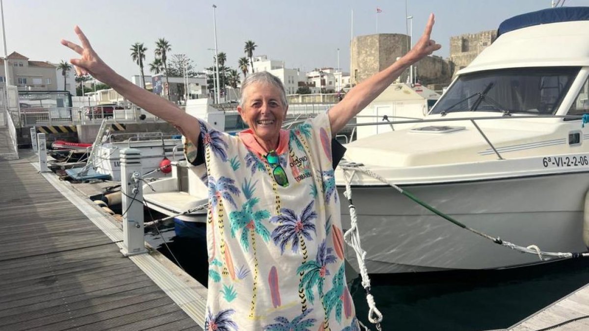 Una mujer hace historia tras cruzar a nado el Estrecho de Gibraltar con 77 años