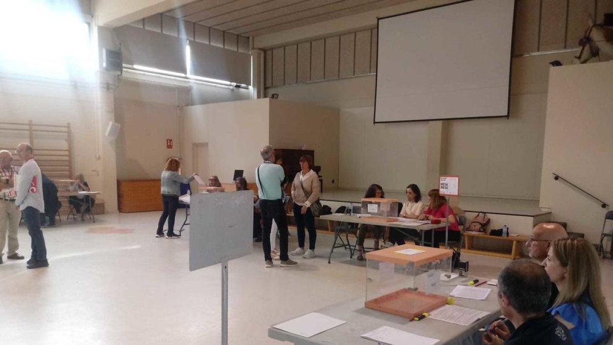 Algunos colegios electorales de Valls abren con retraso por problemas con las actas de constitución