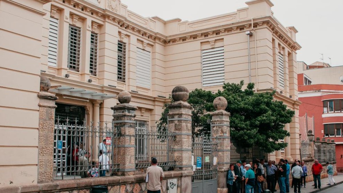 Reus abre con normalidad sus colegios electorales