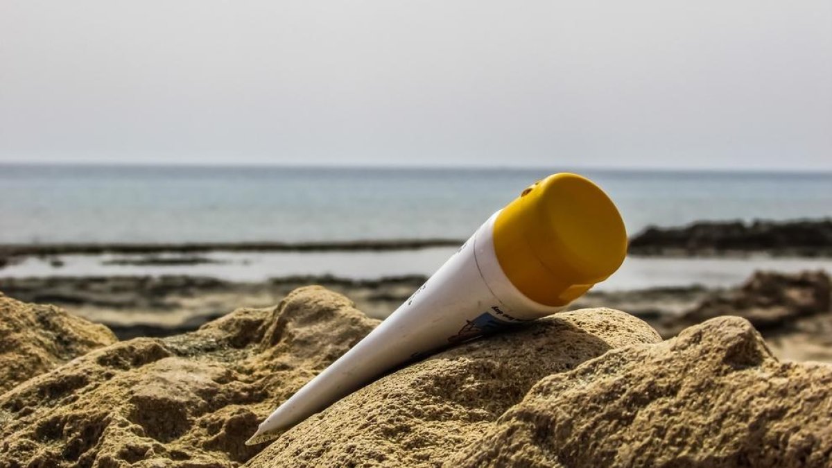 Vuit cremes solars, qüestionades pels productes 'dubtosos' que utilitzen