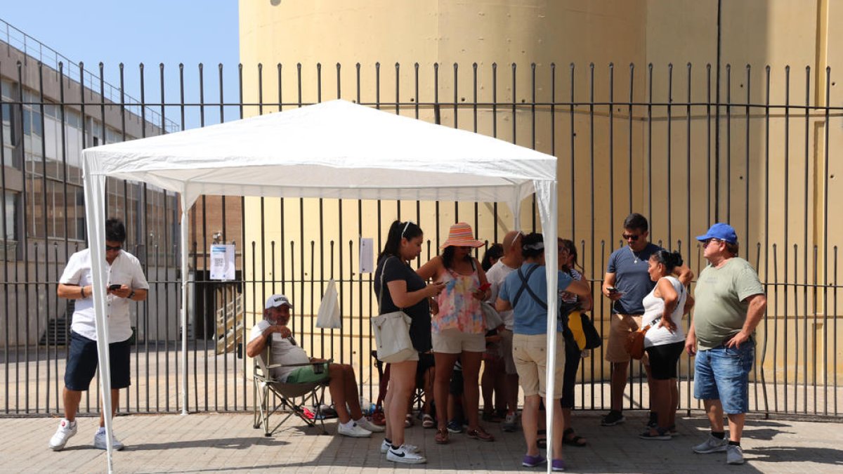 Centenares de ecuatorianos residentes en Cataluña denuncian que no pueden votar: «Ha habido falta de información»