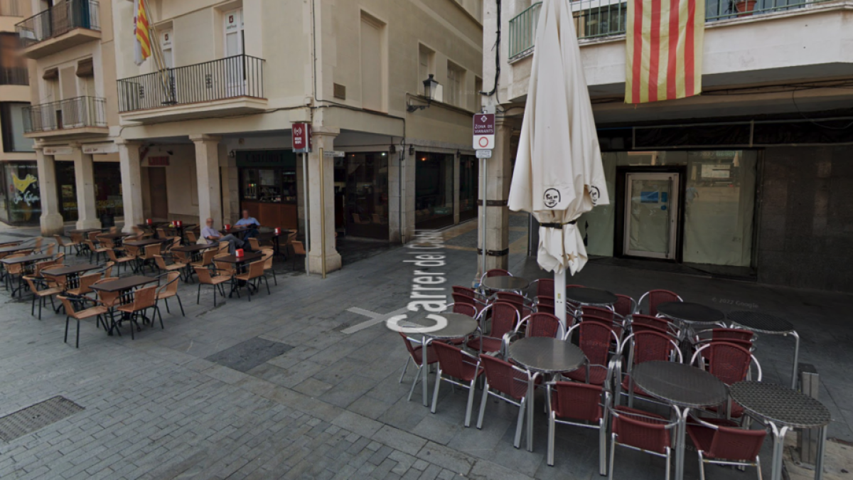 L'Ajuntament de Reus retira la terrassa de l'establiment Fes un Mos a la plaça Mercadal