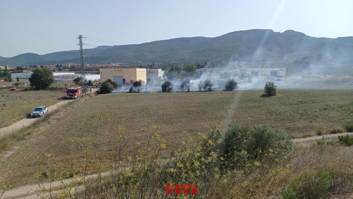 Extingit un incendi de vegetació agrícola a Montblanc
