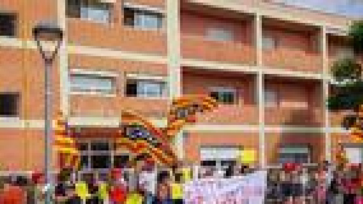 Protesta por el impago de salarios a los trabajadores de la Residencia Nostrallar de los Pallaresos