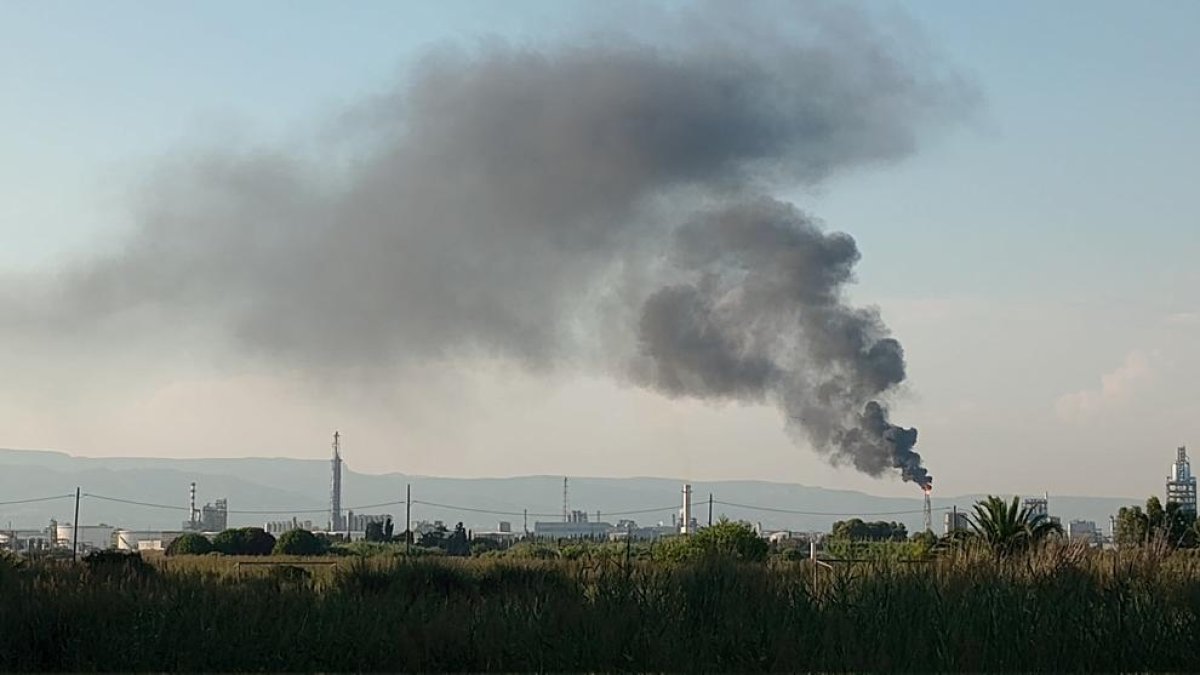 Una columna de humo negro alerta a los vecinos del Camp de Tarragona