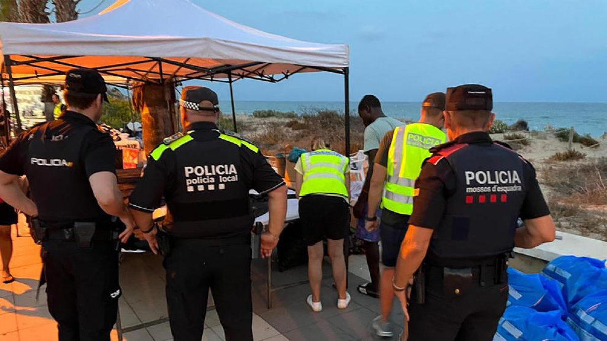 Intervenidos 1.561 artículos falsificados en un dispositivo policial en el paseo marítimo de Roda de Berà