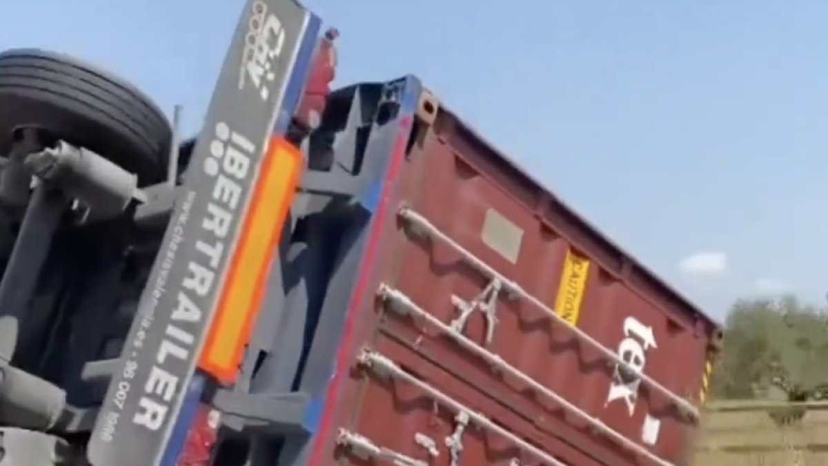 Accidente de un camión que ha quedado volcado en la N-240 en Valls